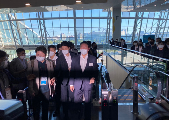 최태원(앞줄 오른쪽) SK그룹 회장이 8일 경기 고양 킨텍스에서 열린 코리아 H2비즈니스 서밋(수소기업협의체)에 참석하고 있다. 장우진 기자